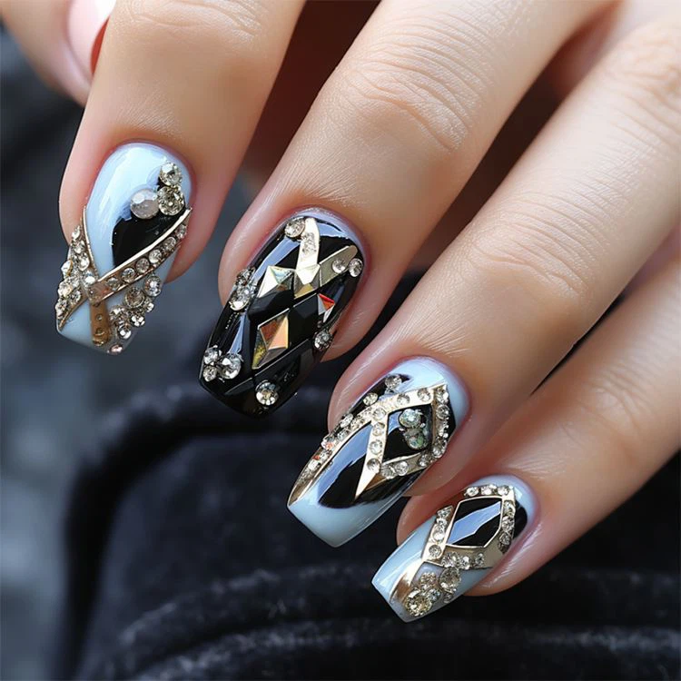 Rhinestones کے ساتھ ناخن